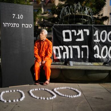 Demonstrant mit einer Maske, die den israelischen Ministerpräsidenten Benjamin Netanjahu darstellt, während einer Protestkundgebung 1000 Tage nach dem beispiellosen Hamas-Überfall auf Israel am 7. Oktober 2023.