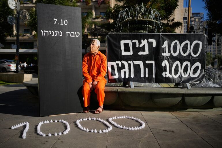 Demonstrant mit einer Maske, die den israelischen Ministerpräsidenten Benjamin Netanjahu darstellt, während einer Protestkundgebung 1000 Tage nach dem beispiellosen Hamas-Überfall auf Israel am 7. Oktober 2023.