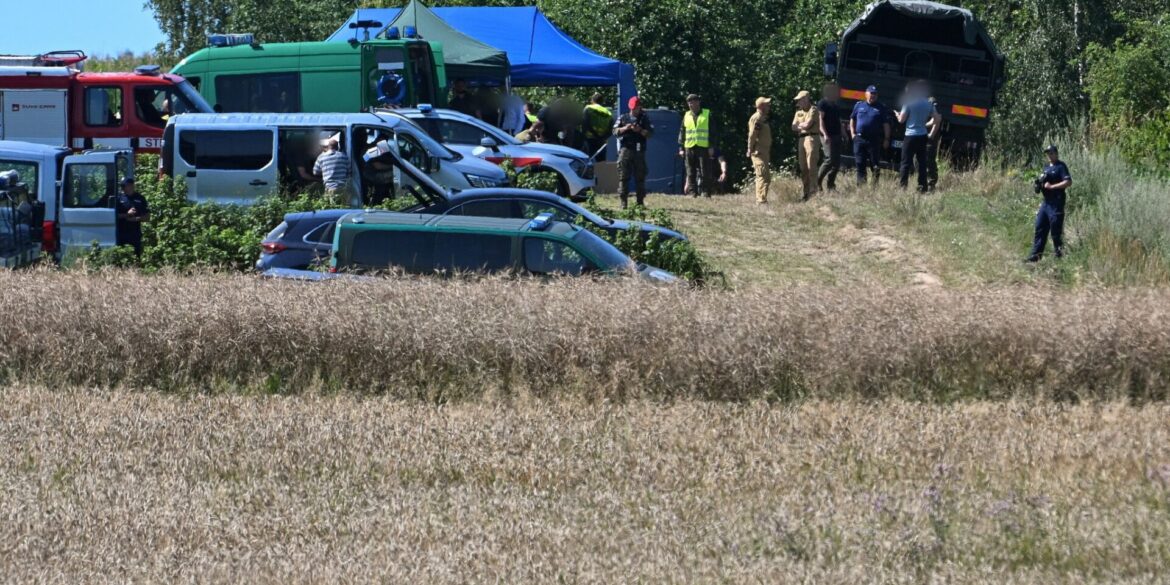 Polnische Einsatzkräfte in der Nähe des Ortes, wo ein Flugobjekt eingeschlagen ist. (Foto aktuell)