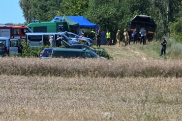 Polnische Einsatzkräfte in der Nähe des Ortes, wo ein Flugobjekt eingeschlagen ist. (Foto aktuell)