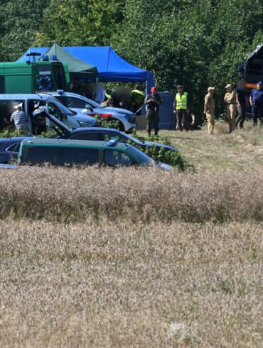 Polnische Einsatzkräfte in der Nähe des Ortes, wo ein Flugobjekt eingeschlagen ist. (Foto aktuell)
