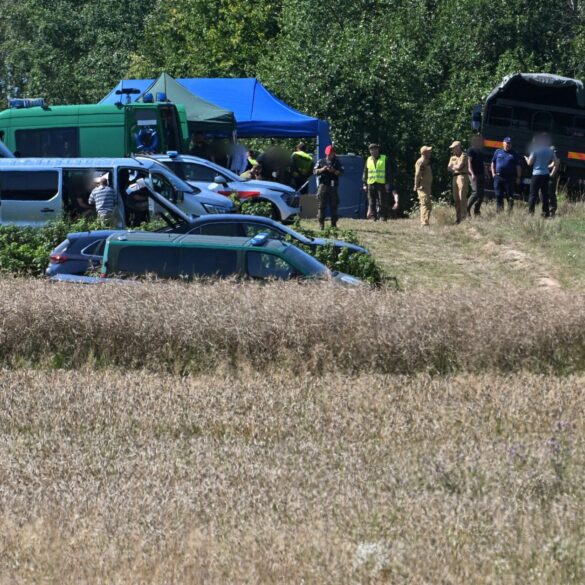 Polnische Einsatzkräfte in der Nähe des Ortes, wo ein Flugobjekt eingeschlagen ist. (Foto aktuell)