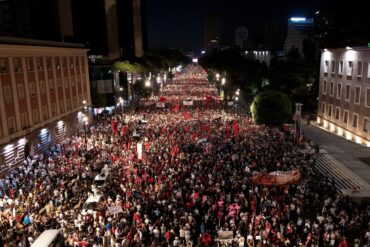 Seit gut 40 Tagen demonstrieren in Tirana große Menschenmengen gegen ein Tourismusprojekt in einem Naturschutzgebiet an der Adria. (Archivbild)