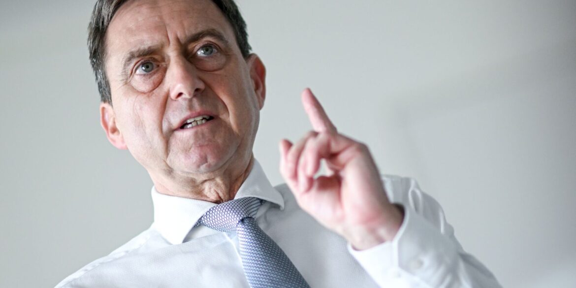 «Wenn nicht schnell und entschlossen gehandelt wird, dann fliegen uns zum Jahreswechsel die Finanzen um die Ohren», warnt Oliver Blatt, Chef des GKV-Spitzenverbands.