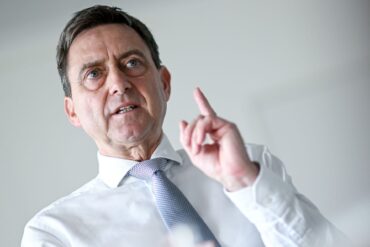 «Wenn nicht schnell und entschlossen gehandelt wird, dann fliegen uns zum Jahreswechsel die Finanzen um die Ohren», warnt Oliver Blatt, Chef des GKV-Spitzenverbands.