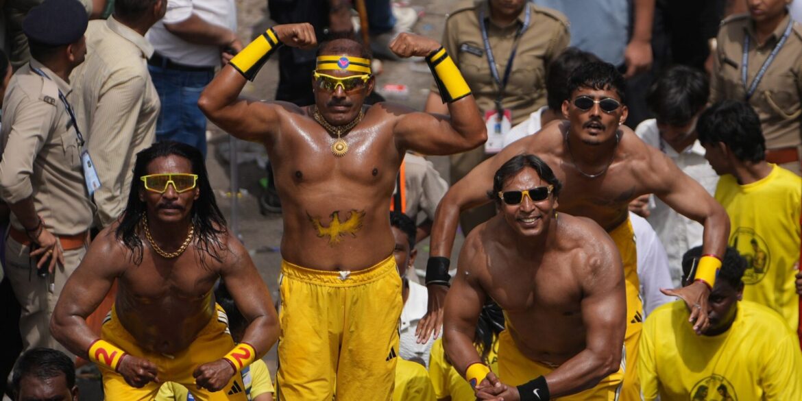 Muskeln für die Götter: Bodybuilder nehmen in Indien an einer Prozession zu Ehren der hinduistischen Gottheit Lord Jagannath teil.