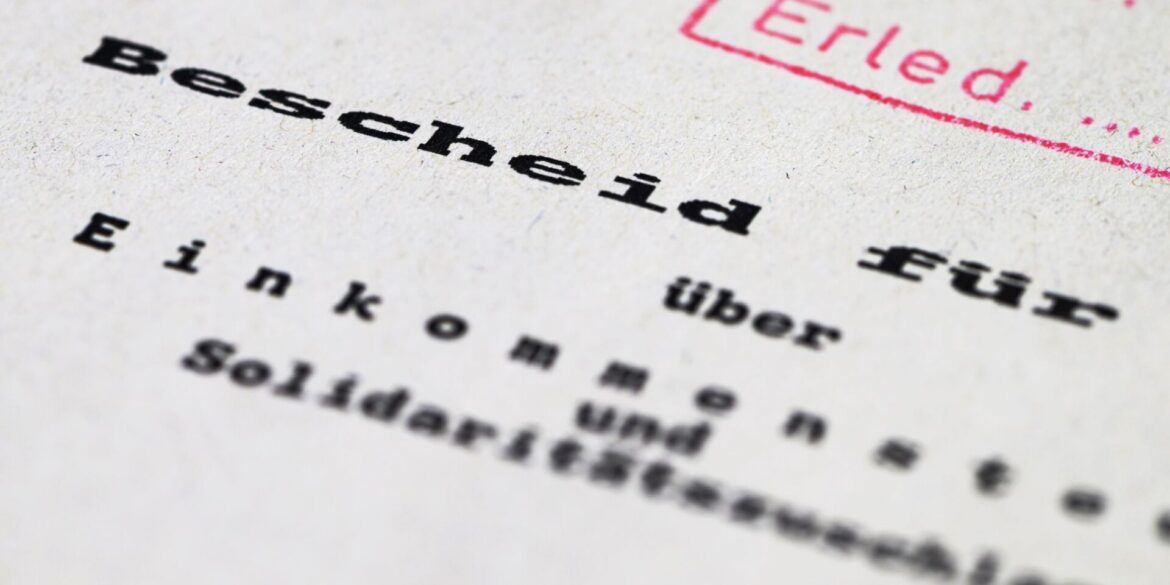 Die Einkommensteuer fließt Bund, Ländern und Kommunen zu. (Symbolbild)