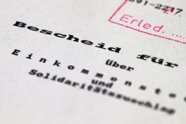 Die Einkommensteuer fließt Bund, Ländern und Kommunen zu. (Symbolbild)