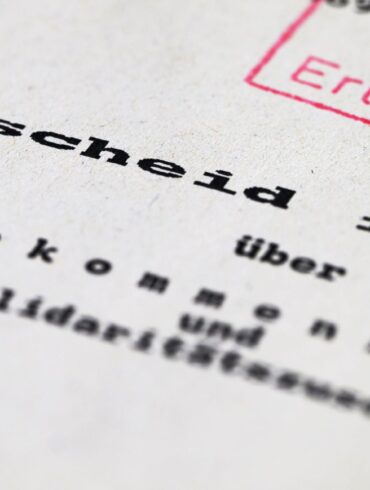 Die Einkommensteuer fließt Bund, Ländern und Kommunen zu. (Symbolbild)
