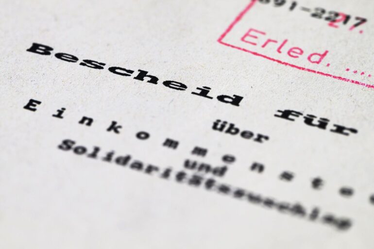 Die Einkommensteuer fließt Bund, Ländern und Kommunen zu. (Symbolbild)