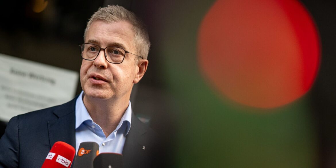 Berlins Finanzsenator Stefan Evers soll neue Aufgaben übernehmen. (Archivbild)