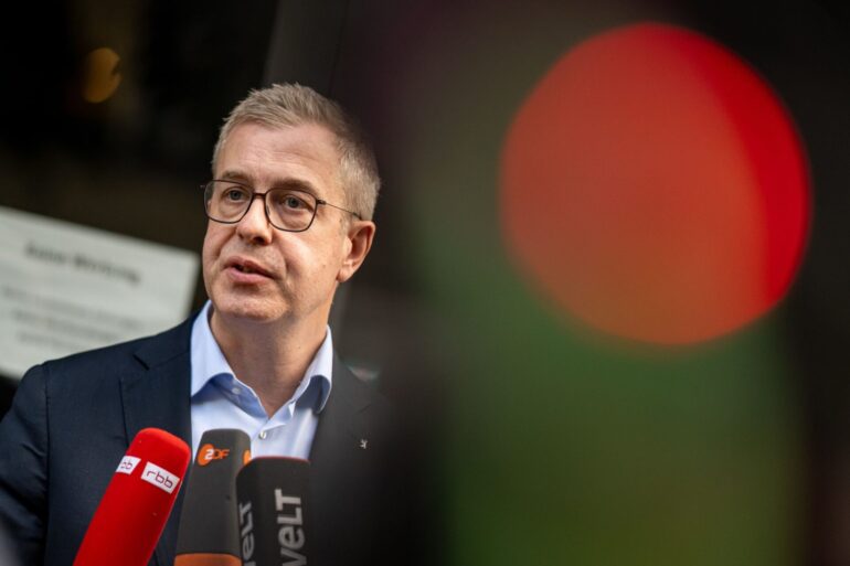 Berlins Finanzsenator Stefan Evers soll neue Aufgaben übernehmen. (Archivbild)