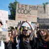 Vor allem junge Leute protestierten in Kiew und anderen Städten gegen die Entlassung des als Reformers geltenden Verteidigungsministers Mychajlo Fedorow.