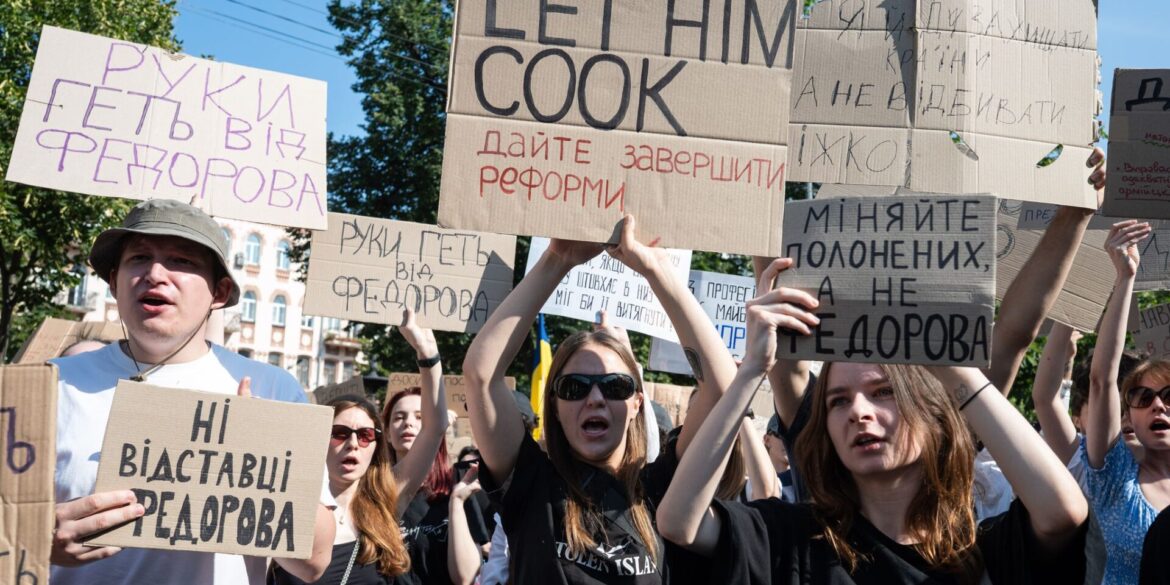 Vor allem junge Leute protestierten in Kiew und anderen Städten gegen die Entlassung des als Reformers geltenden Verteidigungsministers Mychajlo Fedorow.