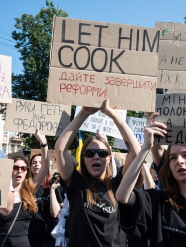 Vor allem junge Leute protestierten in Kiew und anderen Städten gegen die Entlassung des als Reformers geltenden Verteidigungsministers Mychajlo Fedorow.