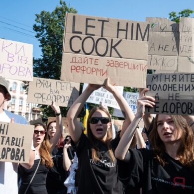 Vor allem junge Leute protestierten in Kiew und anderen Städten gegen die Entlassung des als Reformers geltenden Verteidigungsministers Mychajlo Fedorow.