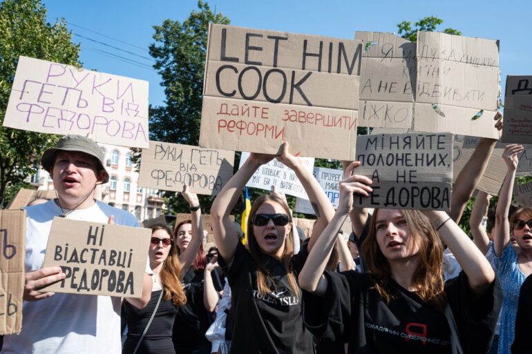 Vor allem junge Leute protestierten in Kiew und anderen Städten gegen die Entlassung des als Reformers geltenden Verteidigungsministers Mychajlo Fedorow.