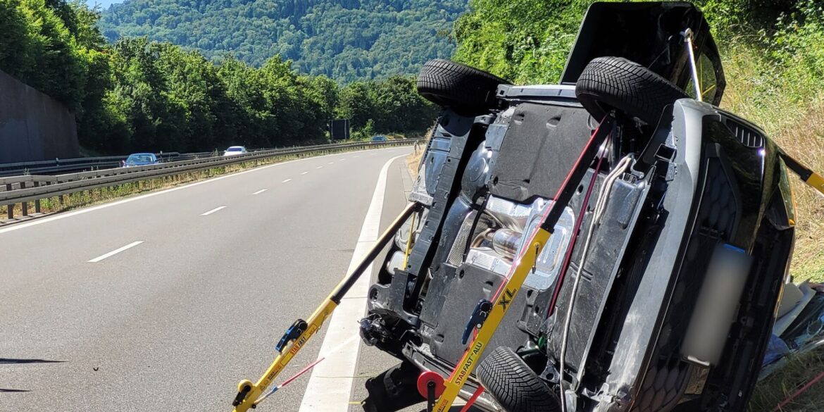 Bei dem Unfall nahe Hechingen wurden laut Polizei vier Menschen verletzt.
