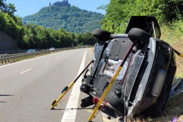Bei dem Unfall nahe Hechingen wurden laut Polizei vier Menschen verletzt.
