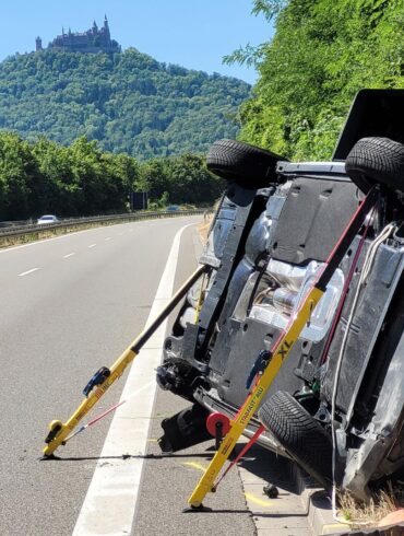 Bei dem Unfall nahe Hechingen wurden laut Polizei vier Menschen verletzt.