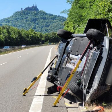Bei dem Unfall nahe Hechingen wurden laut Polizei vier Menschen verletzt.