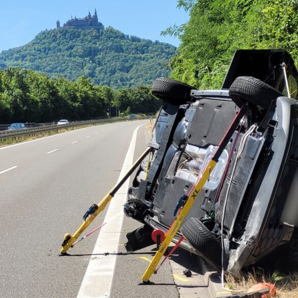 Bei dem Unfall nahe Hechingen wurden laut Polizei vier Menschen verletzt.