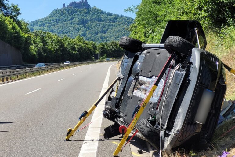 Bei dem Unfall nahe Hechingen wurden laut Polizei vier Menschen verletzt.