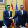 Moreno (l) und Vox-Fraktionssprecher Manuel Gavira besiegeln ihre neue Koalitionsregierung in der bevölkerungsstärksten Region Spaniens.
