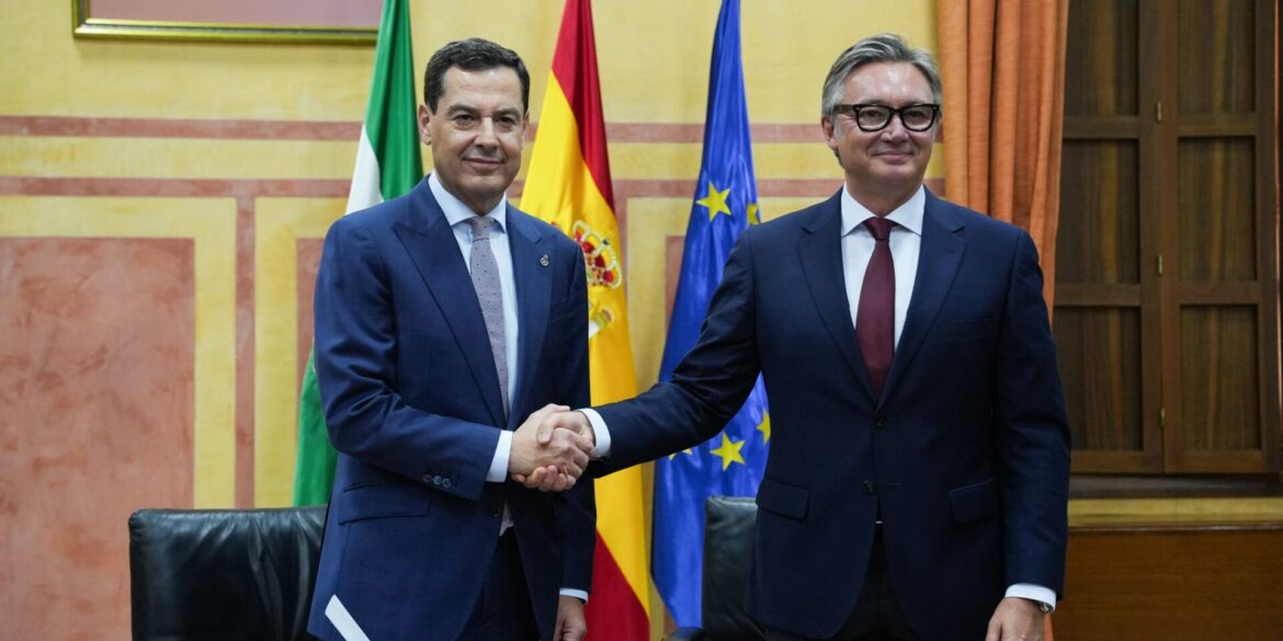 Moreno (l) und Vox-Fraktionssprecher Manuel Gavira besiegeln ihre neue Koalitionsregierung in der bevölkerungsstärksten Region Spaniens.