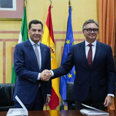 Moreno (l) und Vox-Fraktionssprecher Manuel Gavira besiegeln ihre neue Koalitionsregierung in der bevölkerungsstärksten Region Spaniens.