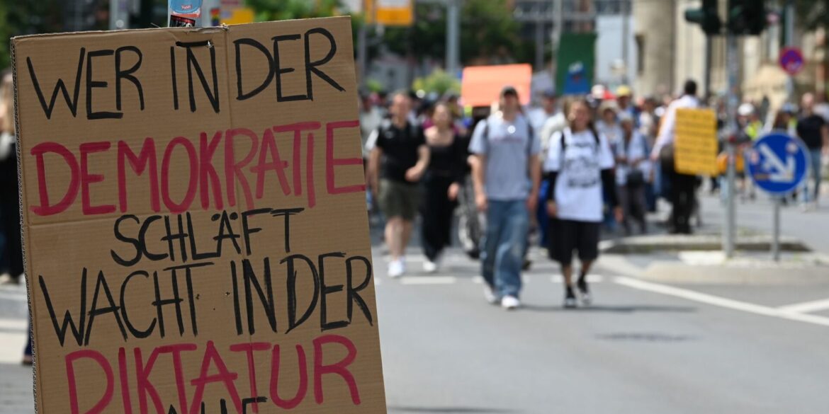 Über 30.000 Menschen beteiligten sich an Protesten gegen AfD-Parteitag.