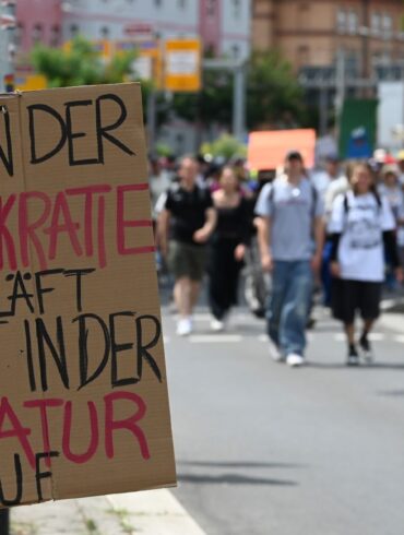 Über 30.000 Menschen beteiligten sich an Protesten gegen AfD-Parteitag.