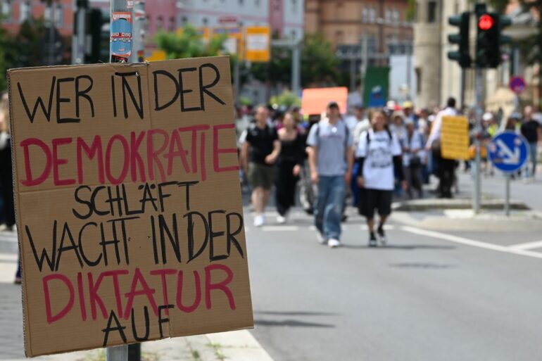 Über 30.000 Menschen beteiligten sich an Protesten gegen AfD-Parteitag.