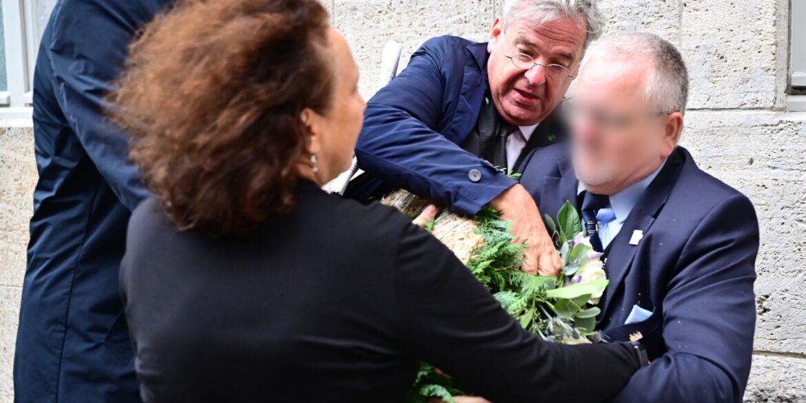 In der Gedenkstätte Deutscher Widerstand kommt es zu einem Handgemenge, als Tobias Korenke (Mitte), Großneffe Dietrich Bonhoeffers vor einer Gedenkveranstaltung der Bundesregierung versucht, einen Kranz der AfD zu entfernen.