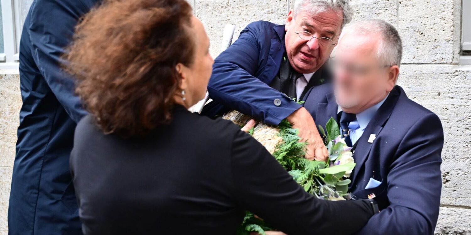 In der Gedenkstätte Deutscher Widerstand kommt es zu einem Handgemenge, als Tobias Korenke (Mitte), Großneffe Dietrich Bonhoeffers vor einer Gedenkveranstaltung der Bundesregierung versucht, einen Kranz der AfD zu entfernen.