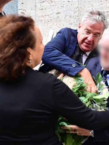 In der Gedenkstätte Deutscher Widerstand kommt es zu einem Handgemenge, als Tobias Korenke (Mitte), Großneffe Dietrich Bonhoeffers vor einer Gedenkveranstaltung der Bundesregierung versucht, einen Kranz der AfD zu entfernen.