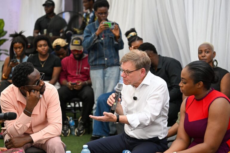 Außenminister Johann Wadephul (CDU) trifft sich in der nigerianischen Wirtschaftsmetropole Lagos mit jungen Influencerinnen und Influencern.