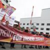 Rund 70 Vertrauensleute und Betriebsräte versammelten sich zu dem Protest vor dem Werkstor.