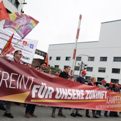 Rund 70 Vertrauensleute und Betriebsräte versammelten sich zu dem Protest vor dem Werkstor.