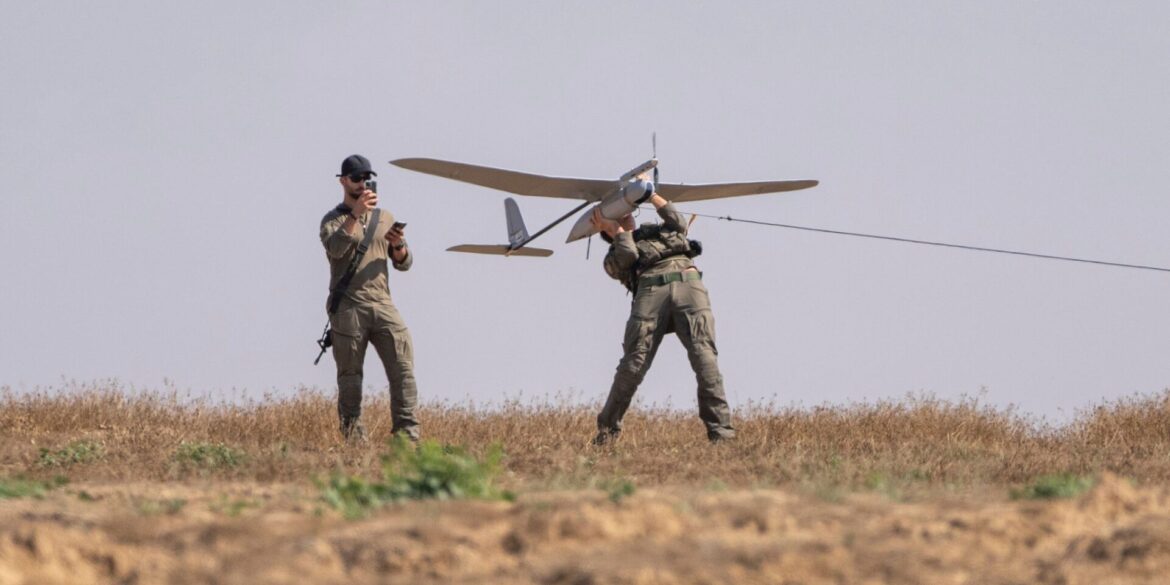 Wie irritierend das ständige Surren der Drohnen sein kann, hat der Leiter der Diakonie Katastrophenhilfe, Martin Keßler, im palästinensischen Gazastreifen erlebt. (Symbolbild)