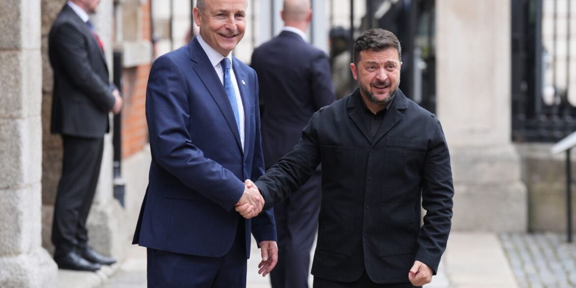 Der ukrainische Präsident Wolodymyr Selenskyj (r) reiste als Ehrengast zu Eröffnungsfeier nach Dublin. Er wurde von Regierungschef Micheál Martin begrüßt.