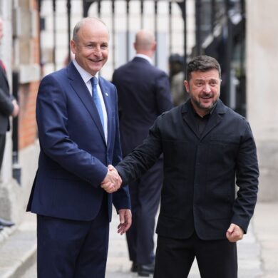 Der ukrainische Präsident Wolodymyr Selenskyj (r) reiste als Ehrengast zu Eröffnungsfeier nach Dublin. Er wurde von Regierungschef Micheál Martin begrüßt.