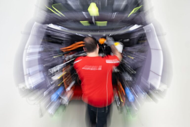 Bei Porsche sollen noch mehr Stellen wegfallen. (Archivbild)