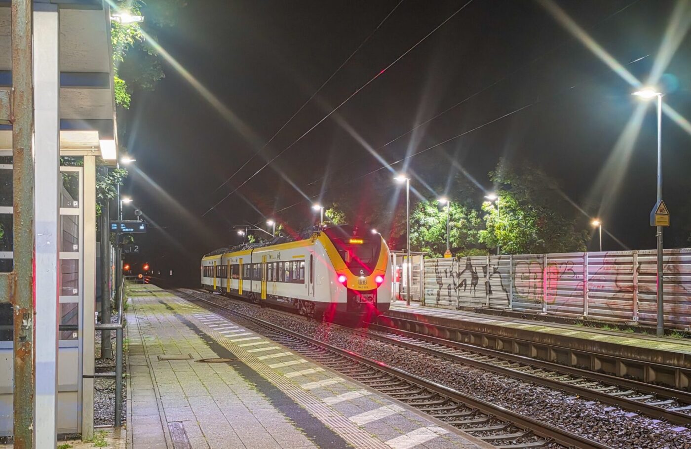 Ein 36 Jahre alter Tatverdächtiger ist nach der brutalen Attacke auf einen Bahnmitarbeiter auf freiem Fuß.