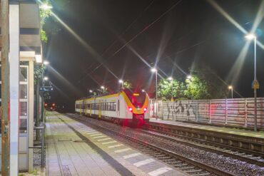 Ein 36 Jahre alter Tatverdächtiger ist nach der brutalen Attacke auf einen Bahnmitarbeiter auf freiem Fuß.
