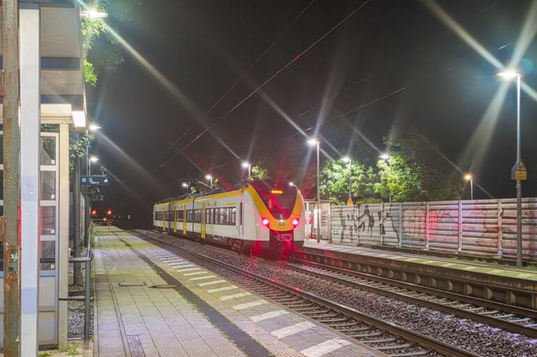 Ein 36 Jahre alter Tatverdächtiger ist nach der brutalen Attacke auf einen Bahnmitarbeiter auf freiem Fuß.