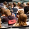 Viele Bafög-Empfänger müssen sich weiter gedulden: Ein Teil der geplanten Erhöhung wird um ein halbes Jahr verschoben. (Archivbild)