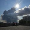 Rauch über St. Petersburg nach einem Drohnenangriff auf ein dortiges Lager des Online-Händlers Wildberries. (Archivbild)