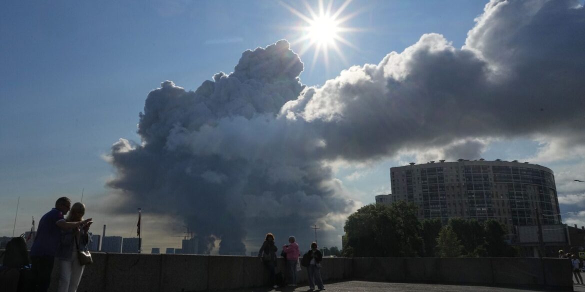 Rauch über St. Petersburg nach einem Drohnenangriff auf ein dortiges Lager des Online-Händlers Wildberries. (Archivbild)
