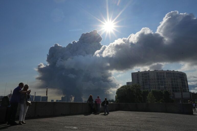 Rauch über St. Petersburg nach einem Drohnenangriff auf ein dortiges Lager des Online-Händlers Wildberries. (Archivbild)